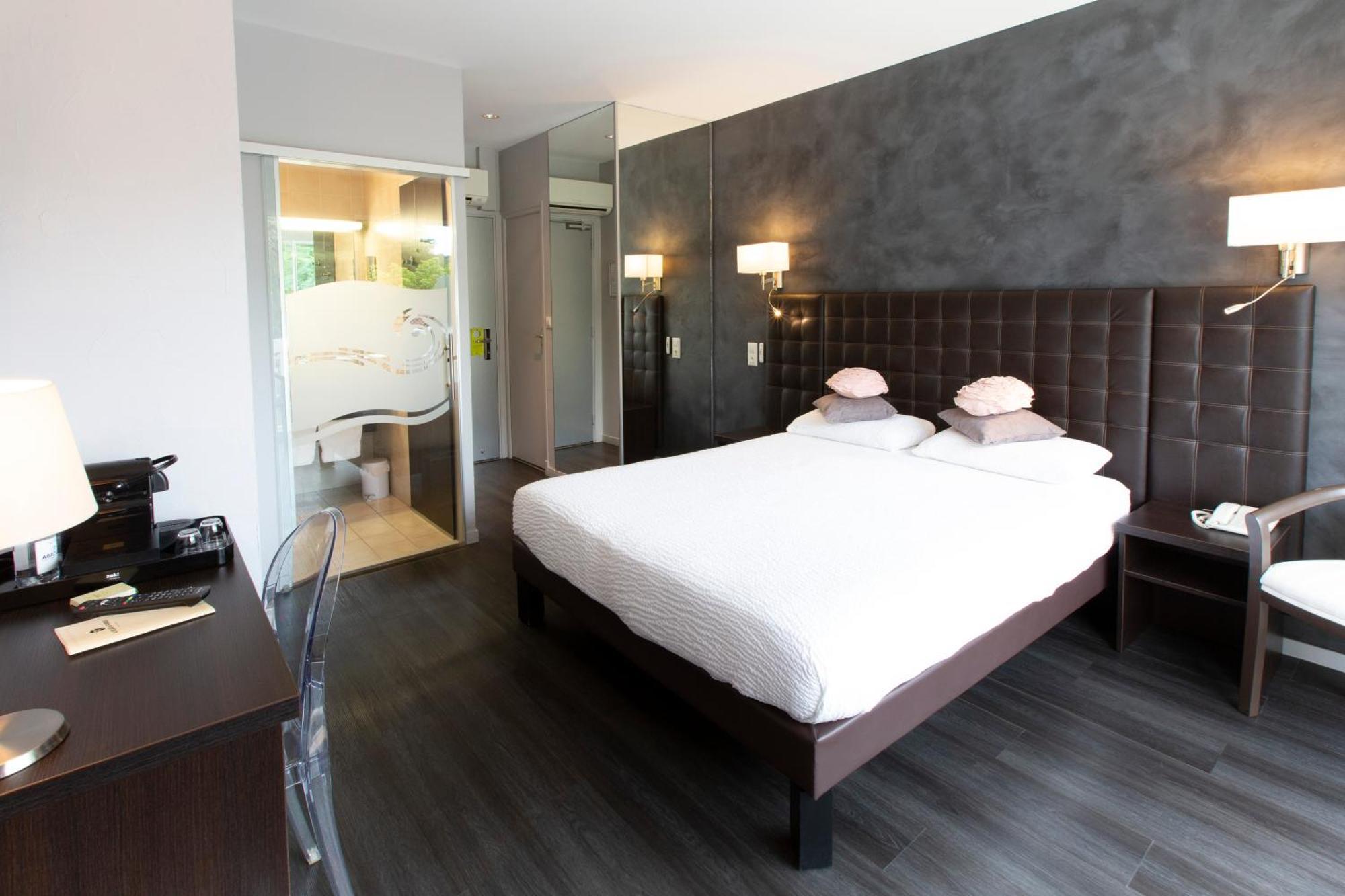 Logis Hotel - Restaurant - Spa - Le Relais De Farrou ヴィルフランシュ・ド・ルエルグ エクステリア 写真