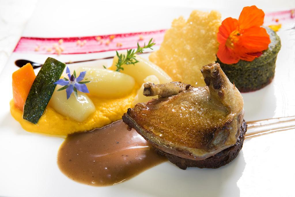 Logis Hotel - Restaurant - Spa - Le Relais De Farrou ヴィルフランシュ・ド・ルエルグ エクステリア 写真
